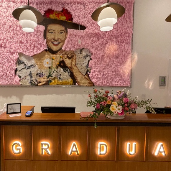 White T-Shirt with Gold Hair Graphic one of a kind exclusive in her hotel - Picture 4 of 7